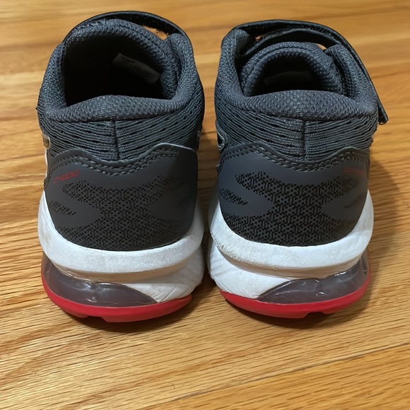 Kids ASICS GT 1000 Running Sneaker Gray Red & White - Picture 3 of 7